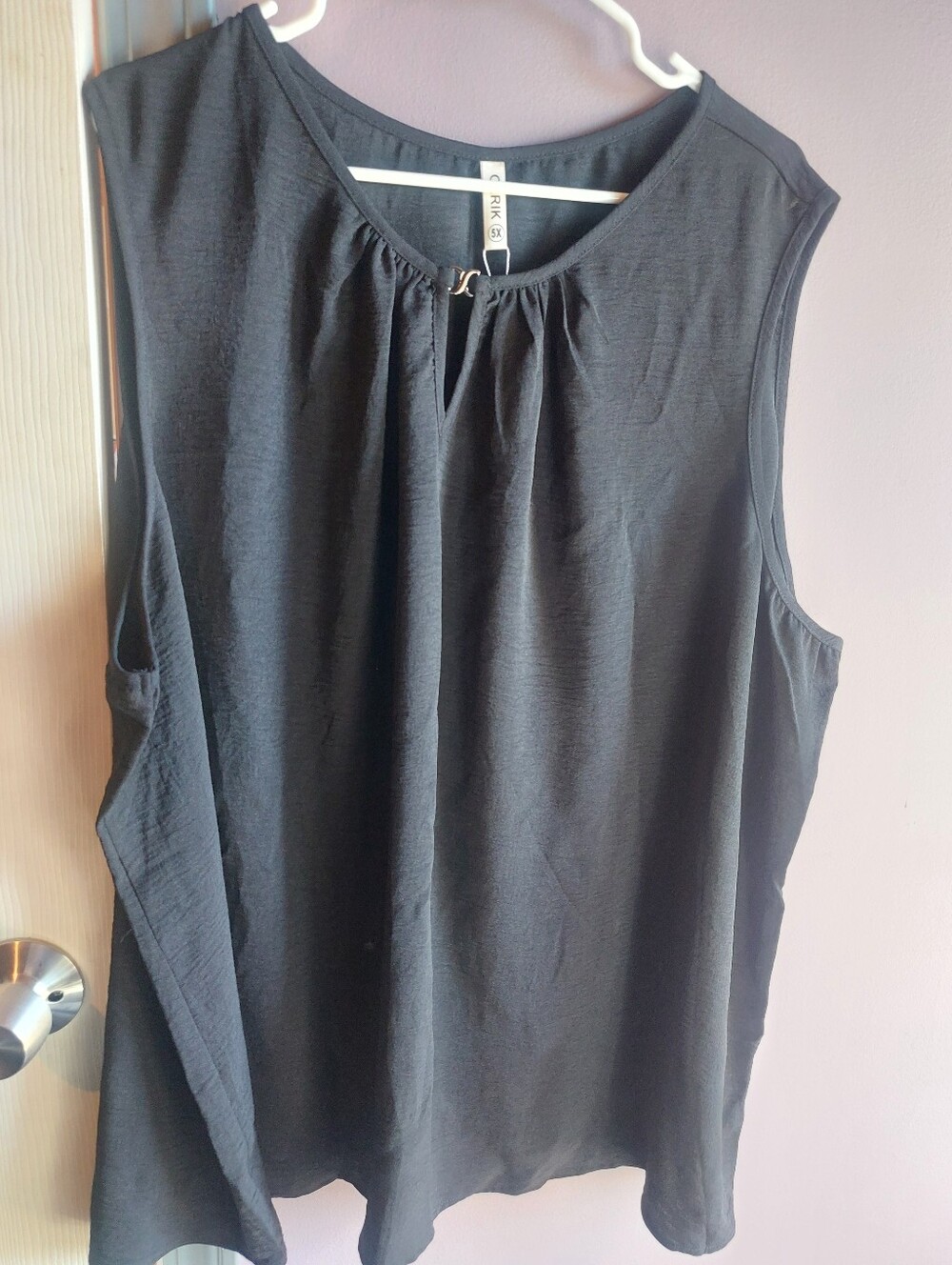 Womens 5x Black Sleeveless Top with Keyhole Detail NWT